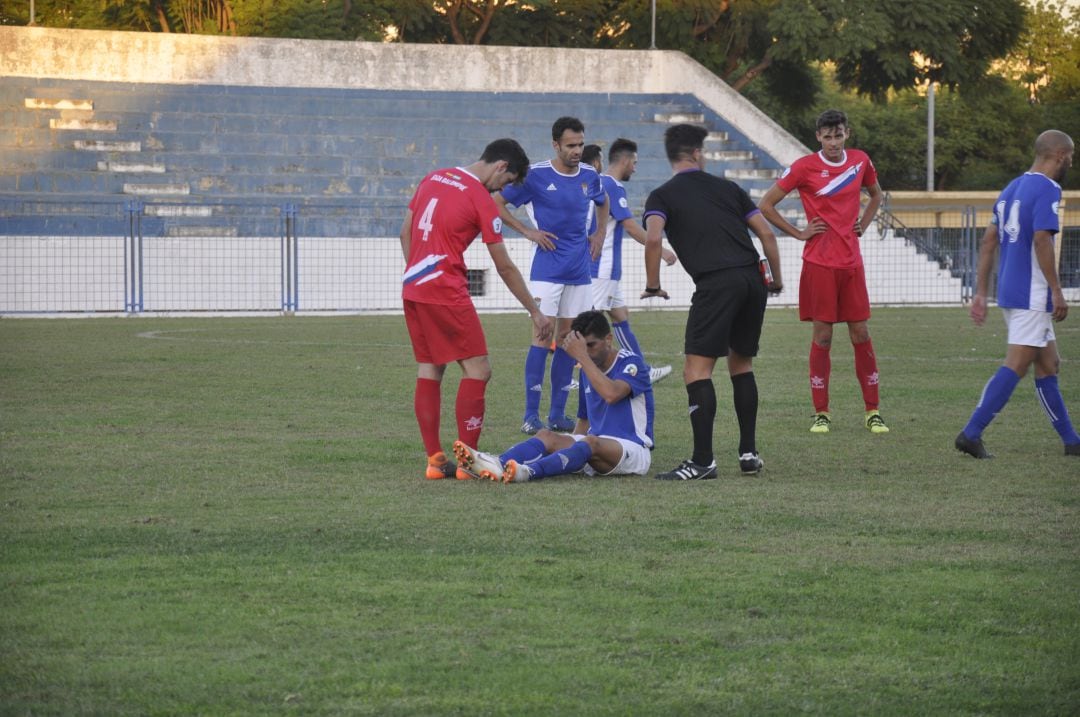 Sergio Narváez en el suelo junto a Pedro Carrión y Quirós