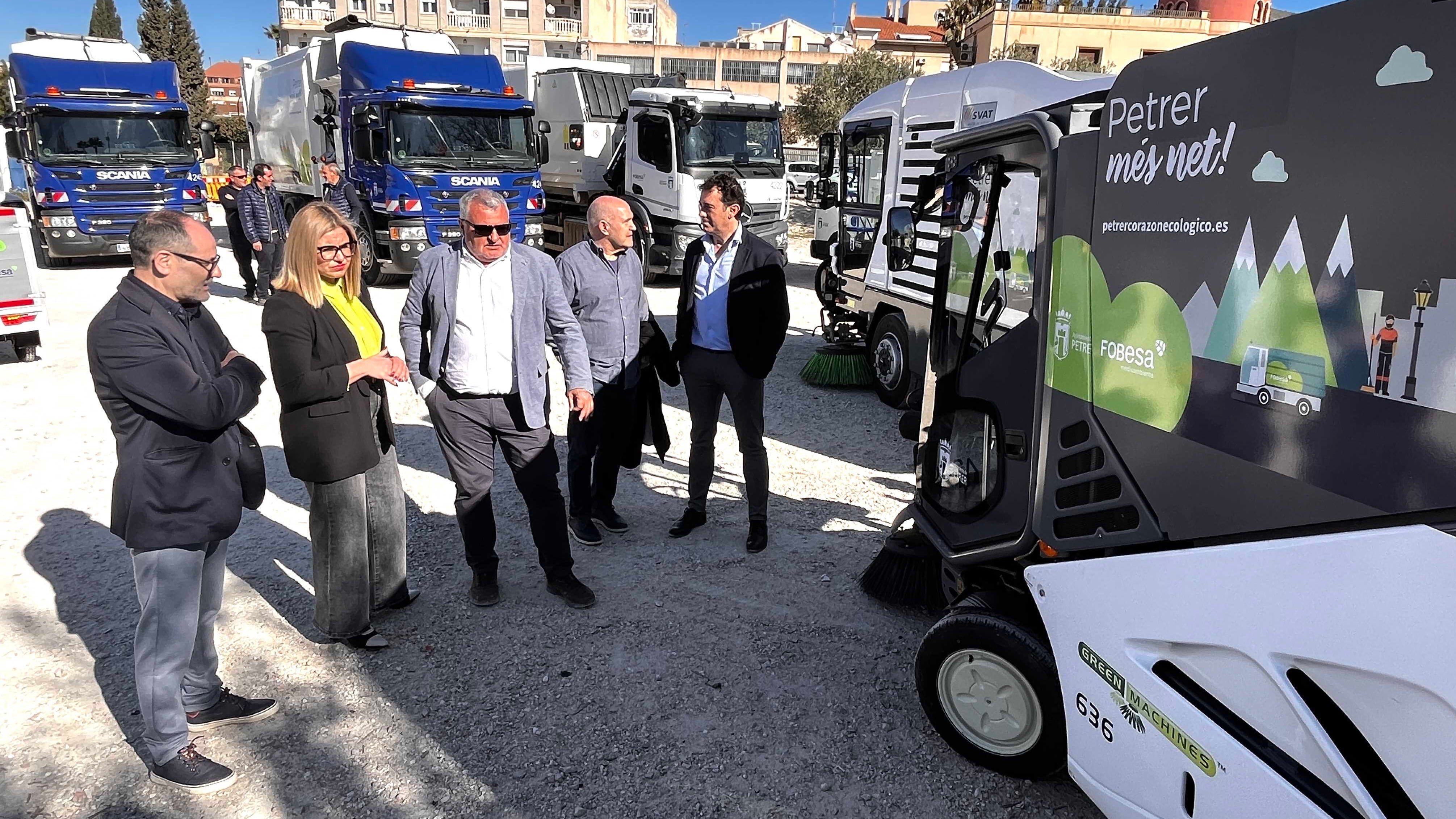 Se incorporan un camión de carga lateral de 22 metros cúbicos, otro de carga trasera de 14 metros cúbicos, dos barredoras de aspiración y un camión plataforma de apoyo