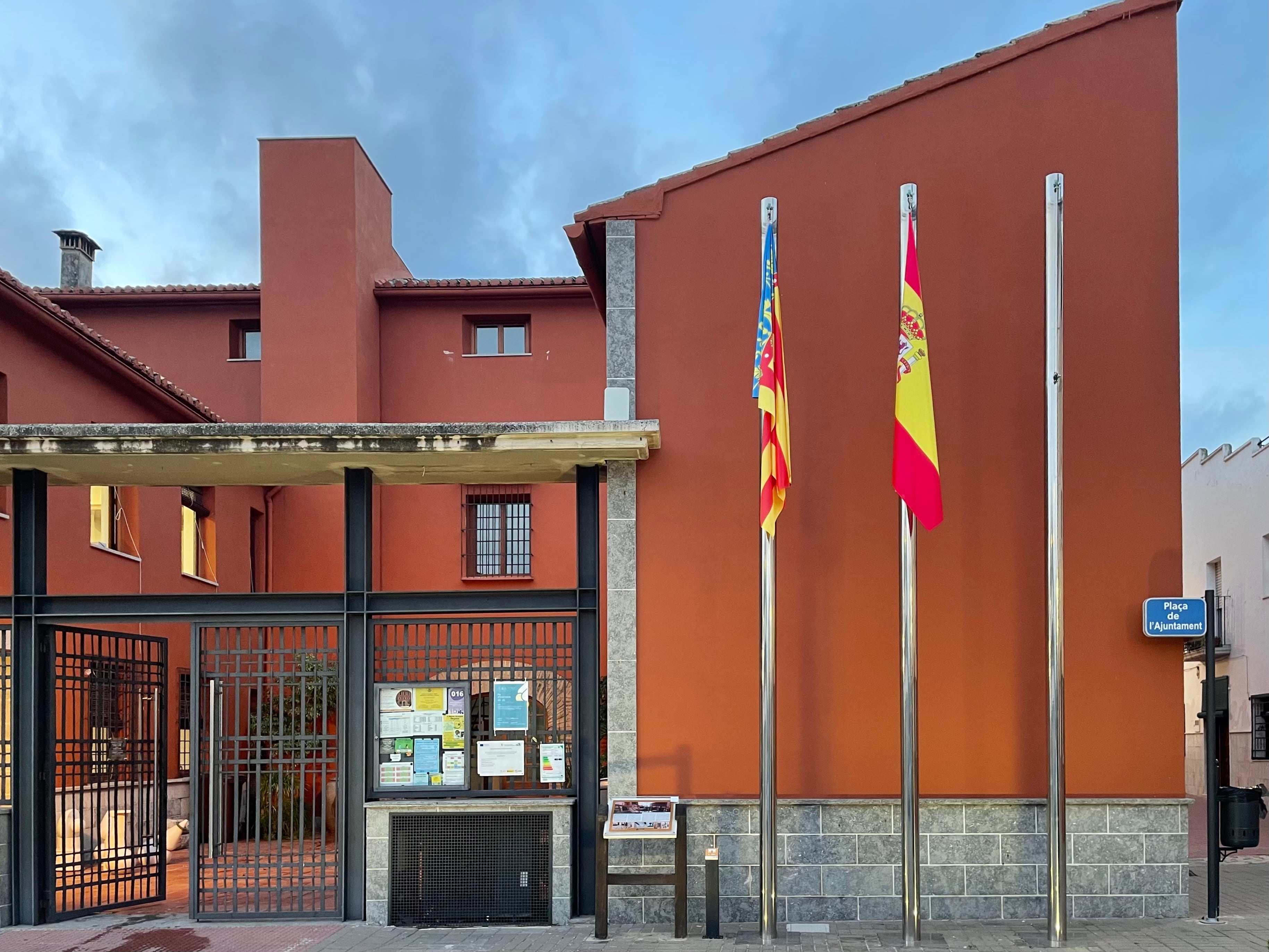 Fachada del Ayuntamiento de Potries sin la bandera de la Unión Europea.