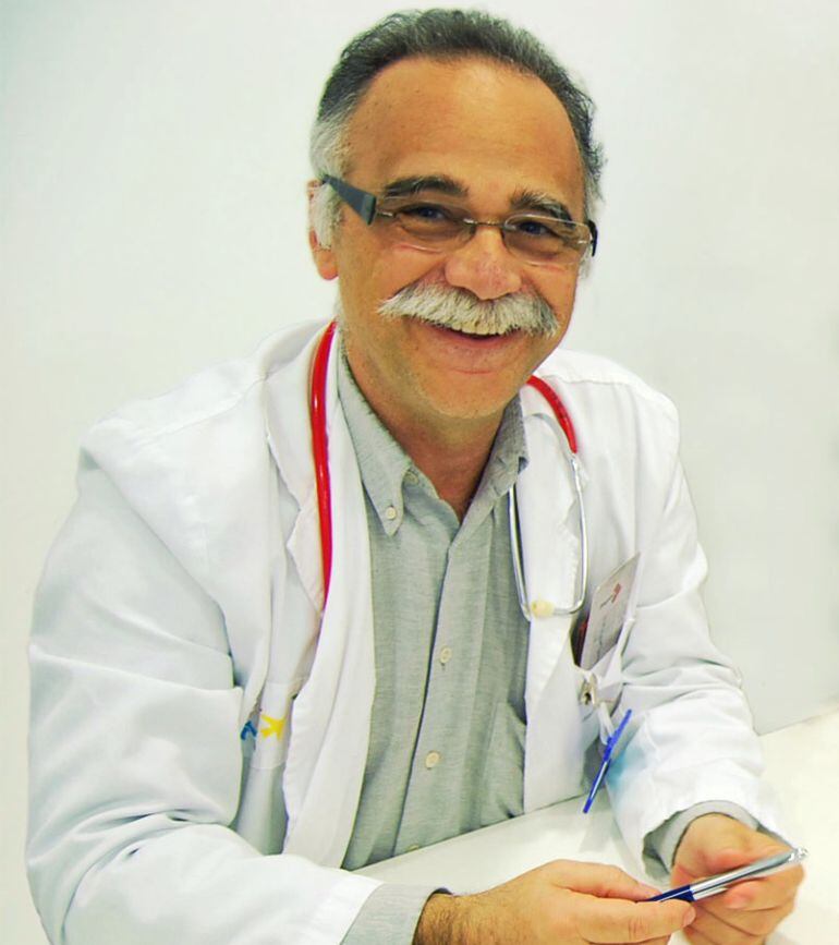 Luis Santos, durante una de sus consultas. Premio José Marsal Caballero 2016.