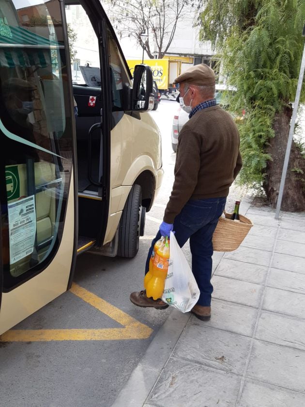 Las personas mayores residentes en las aldeas de Quesada ya pueden disponer de liquidez y realizar sus compras