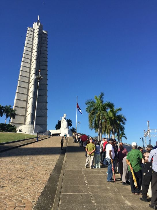 Las colas junto a la estatua de José Martí