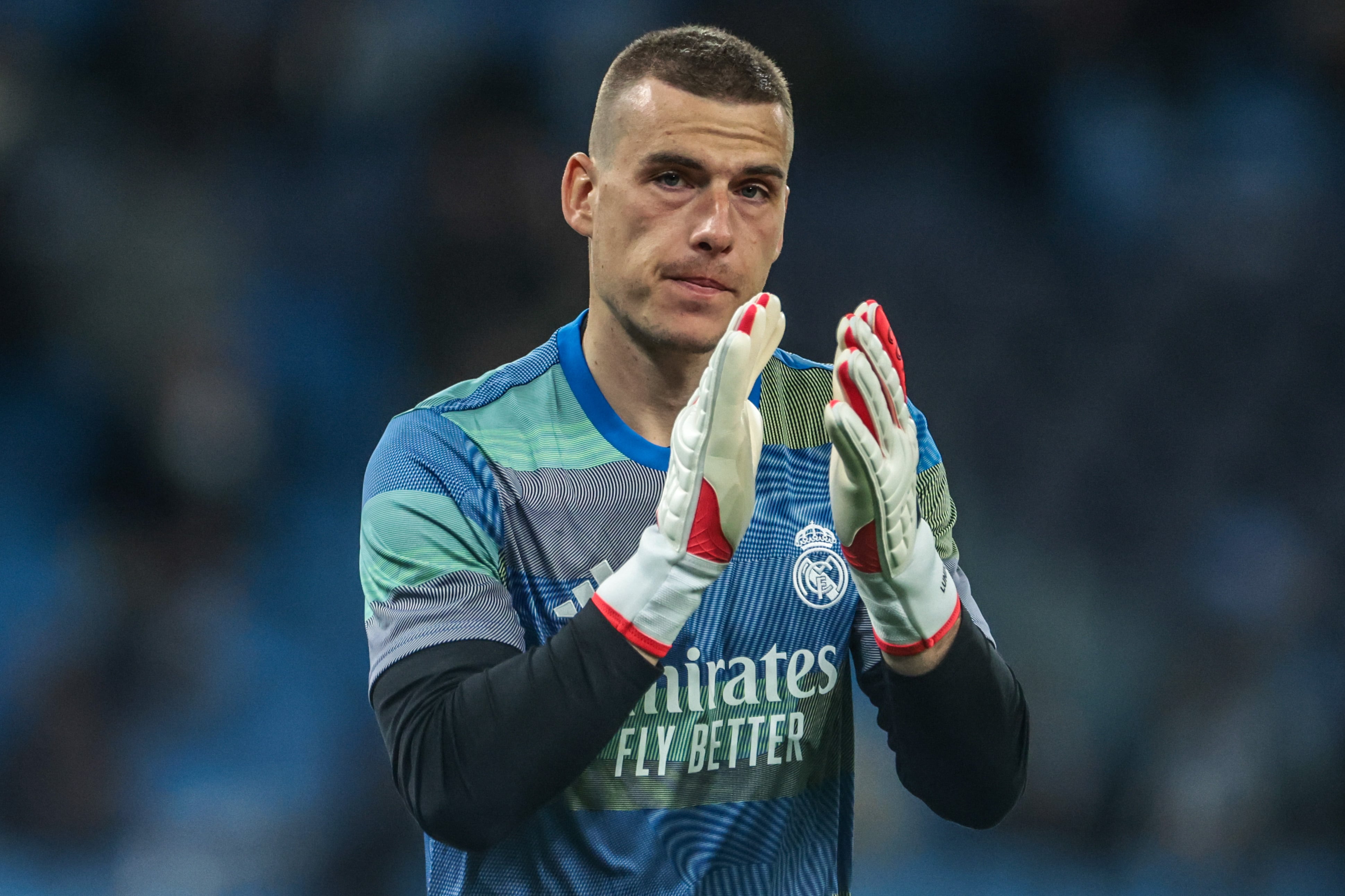 Lunin durante el calentamiento en el partido frente al City