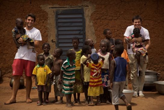 Voluntarios de OAN International y niños benineses