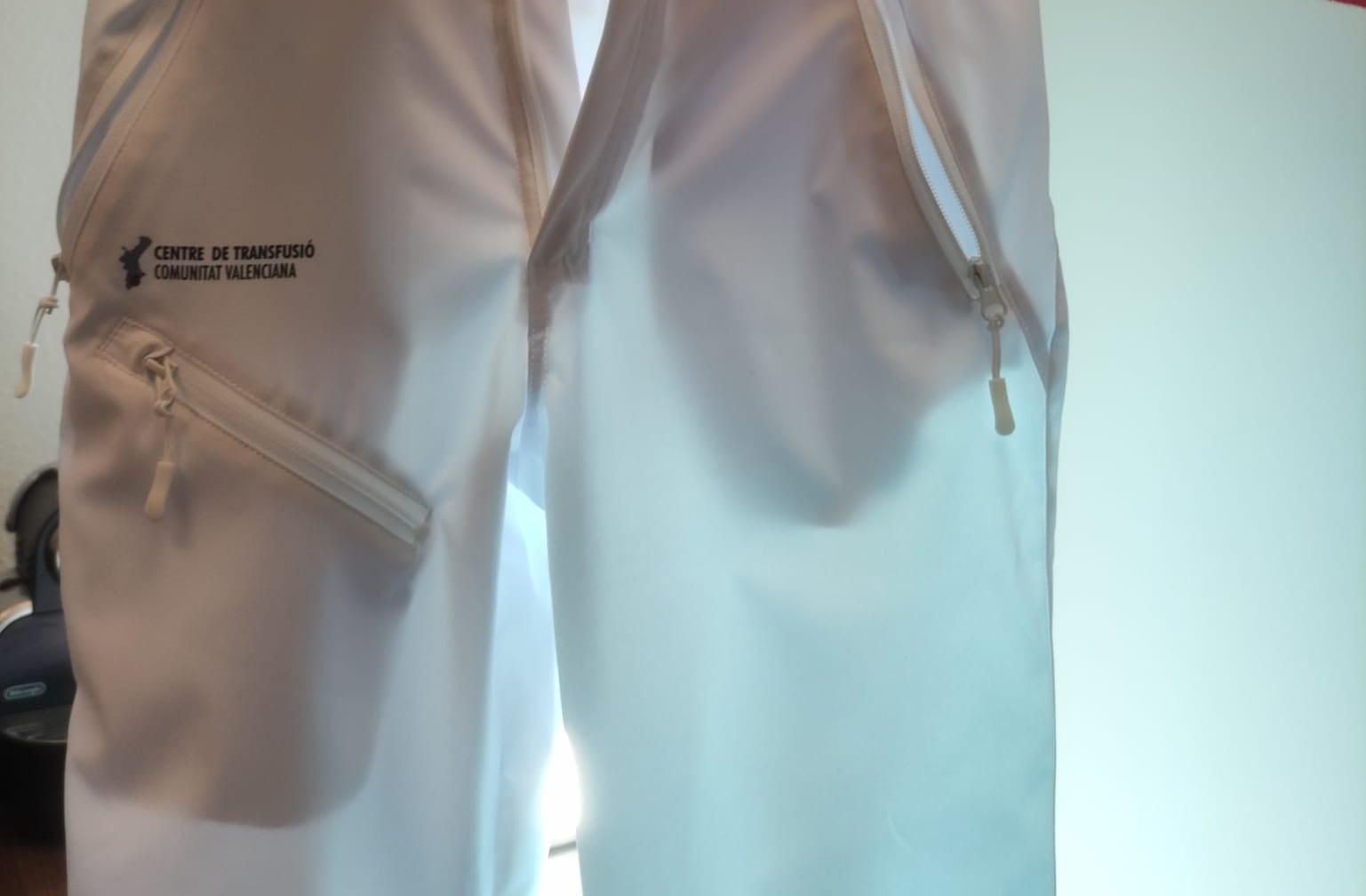 Comparación entre el anterior y el nuevo pantalón del uniforme del Centro de Transfusiones de Valencia. El SATSE denuncia que el nuevo transparenta la ropa interior de las enfermeras.