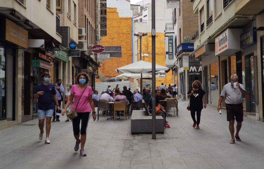 Varias personas con mascarilla pasean por la calle San Clemente de Jaén.