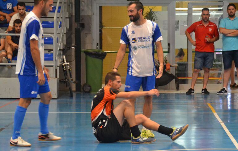 Jorge Llopis junto a Curro, que está en el suelo.