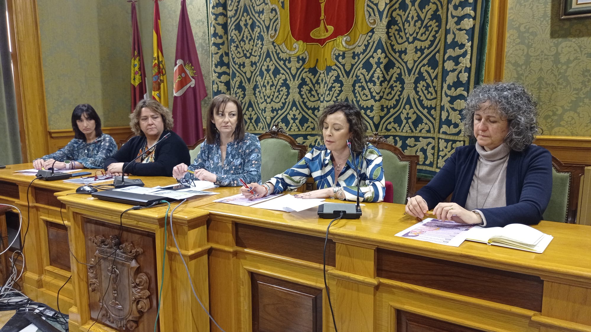 Las representantes de las distintas instituciones de Cuenca durante la presentación de los actos del 8M de 2024