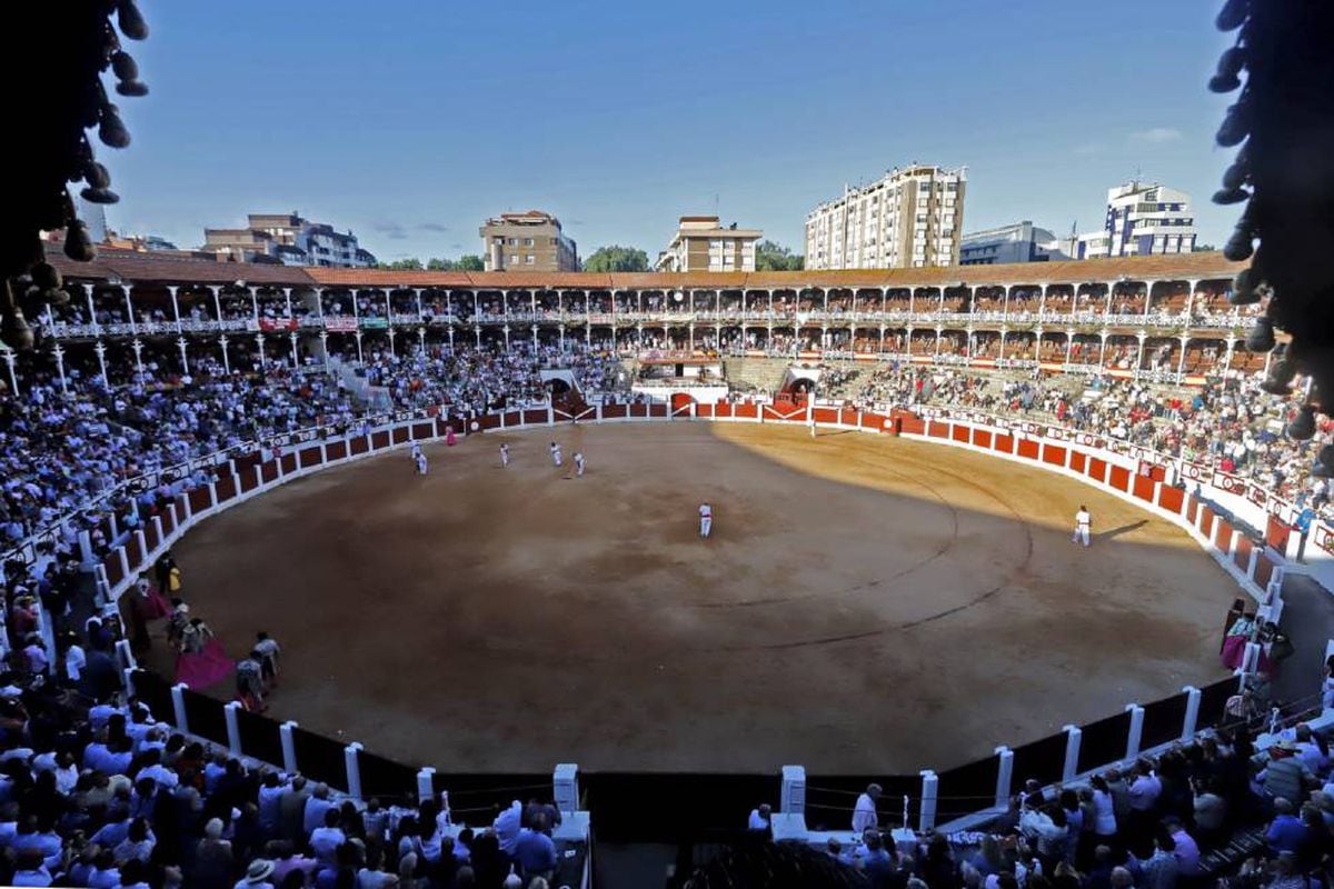 Panorámica de la plaza de toros de Gijón.