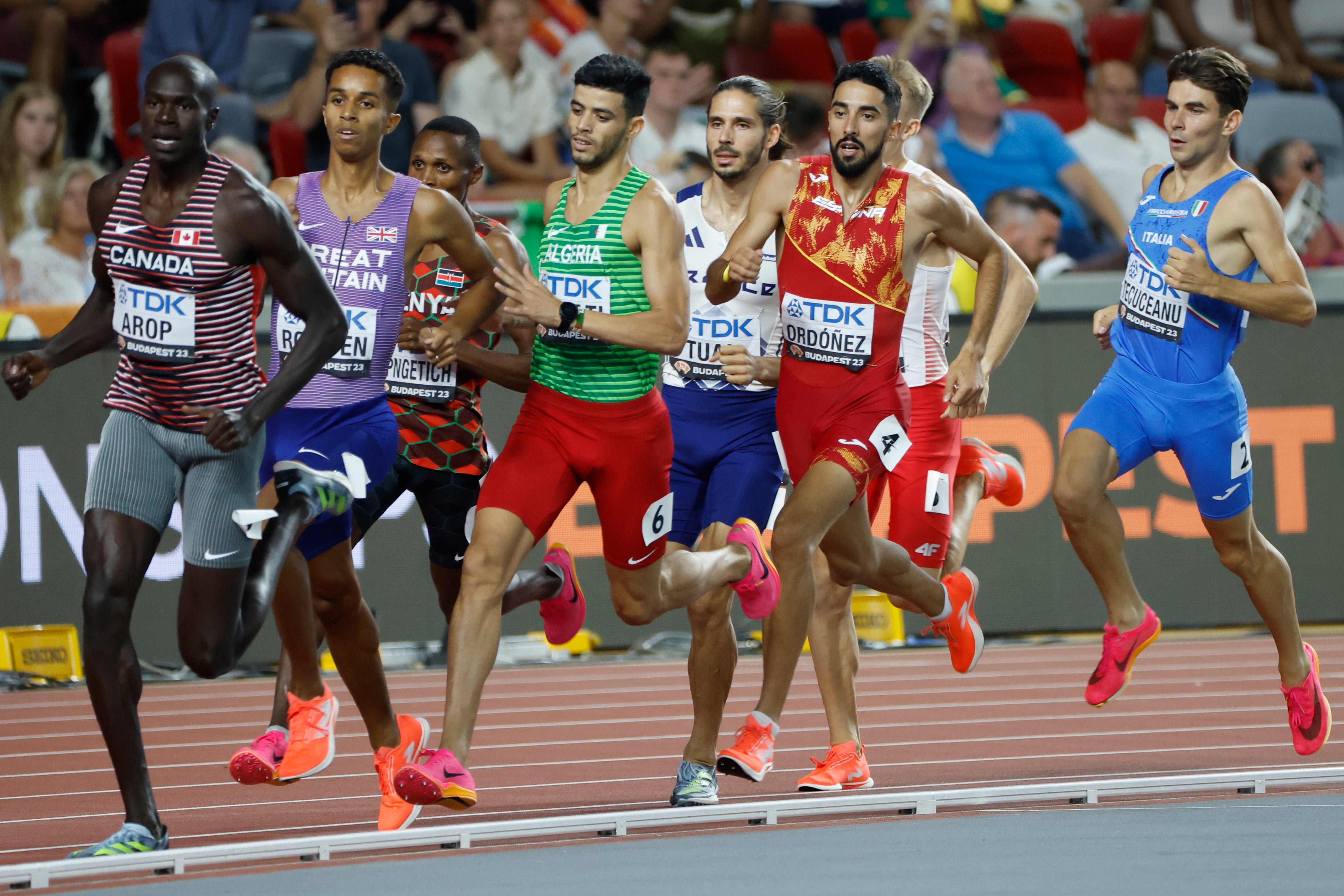 BUDAPEST (HUNGRÍA), 24/08/2023.- El atleta español Saúl Ordóñez (2-d) participa en su semifinal de los 800 metros, en la jornada de este jueves de los Mundiales de Atletismo que se disputan en Budapest. EFE/Javier Etxezarreta
