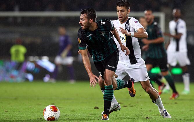 Andre Santos del Vitoria de Guimaraes en acción ante Juan Carlos del Real Betis.