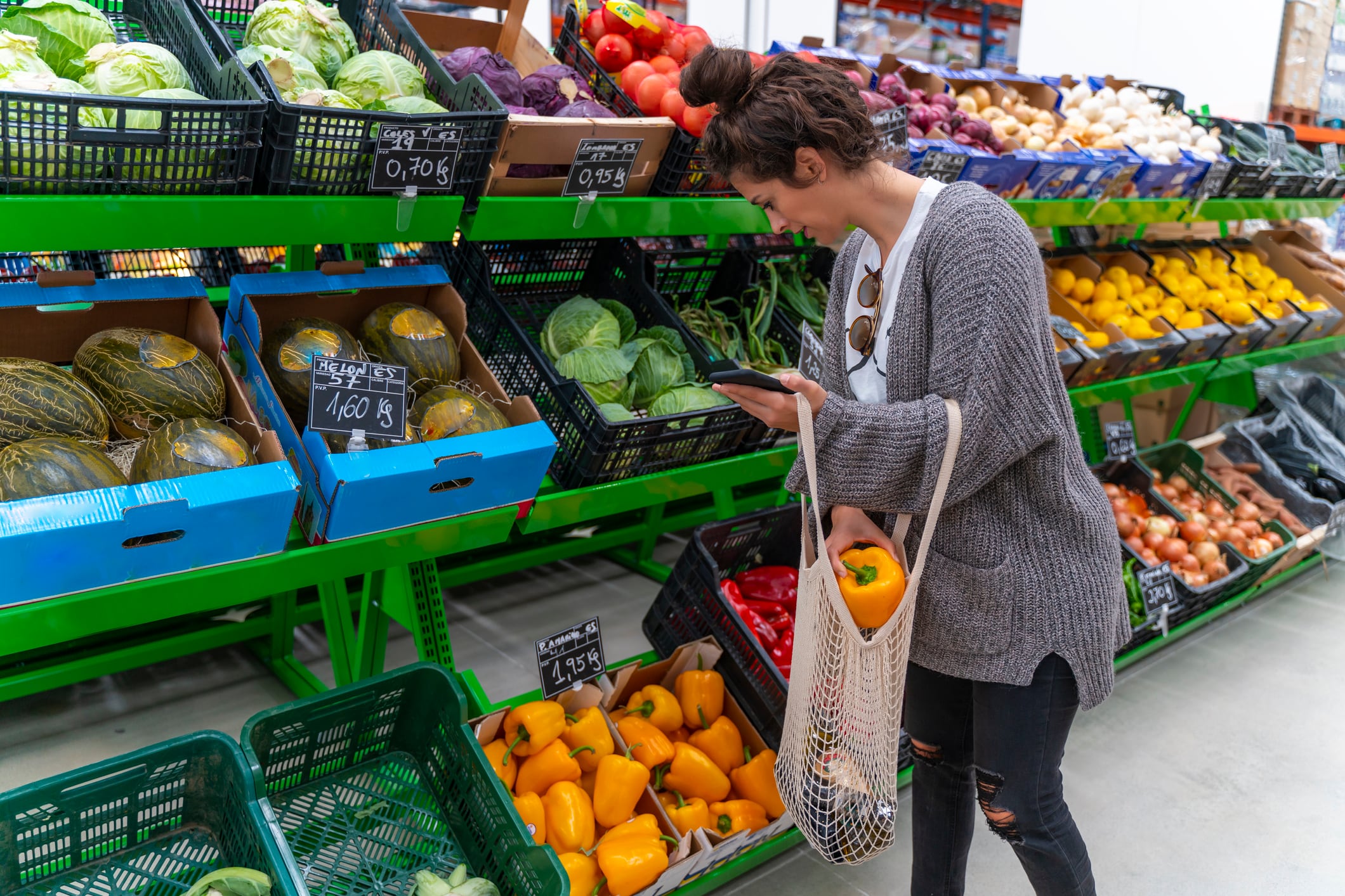 Imagen de archivo de una mujer comprando en el supermercado