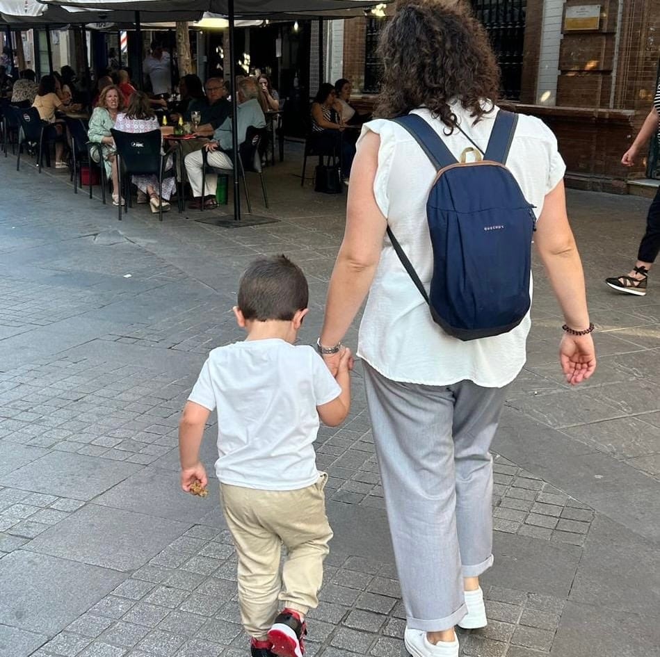 Beatriz, de Las Mesas (Cuenca), con su hijo con TEA.