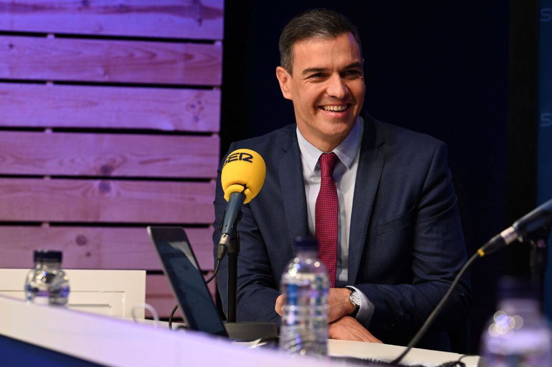 El presidente del Gobierno, Pedro Sánchez, en los estudios de Radio Barcelona Cadena SER este lunes