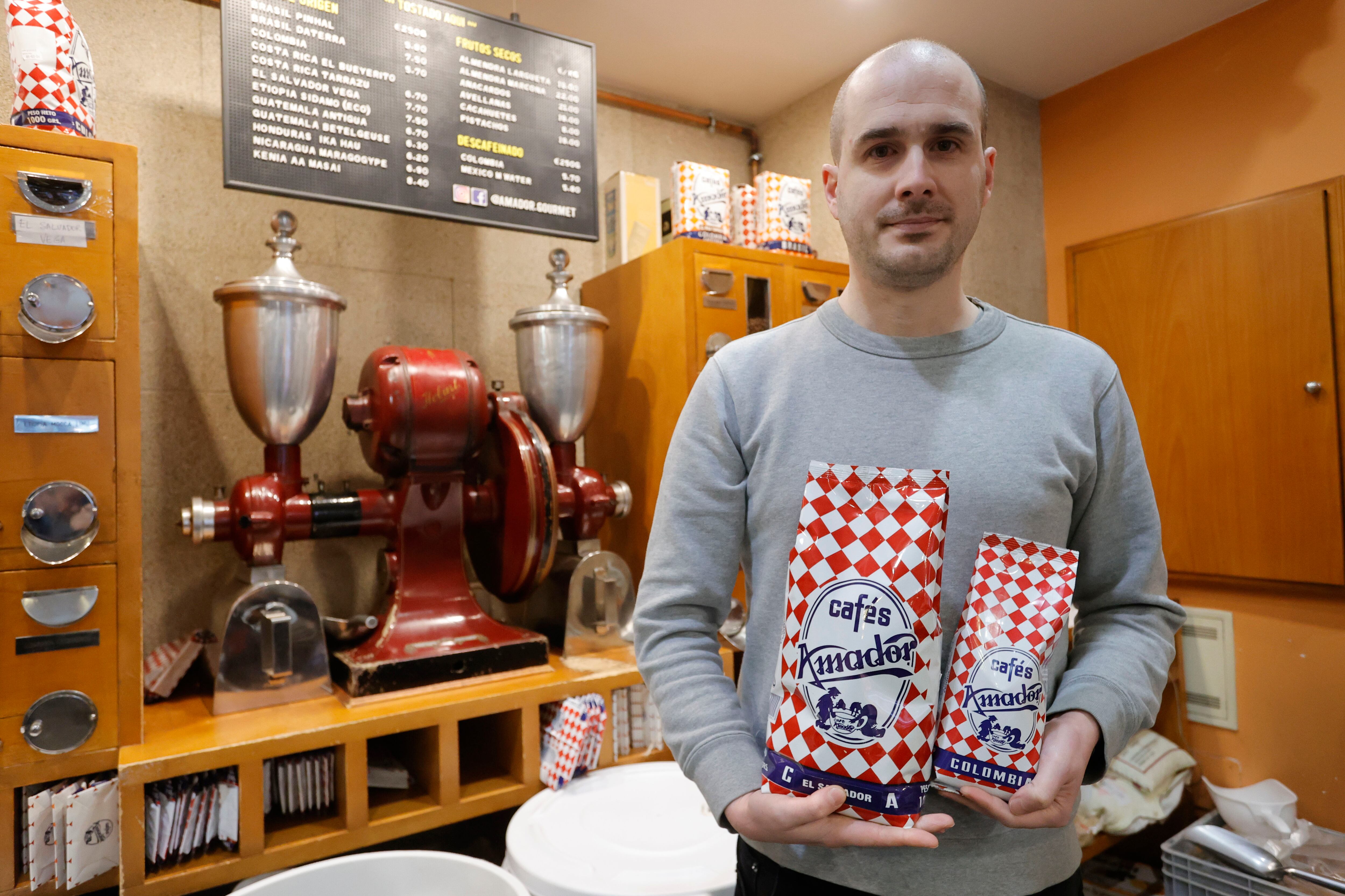 Ferrol 14.02.2023.Crónica Comercios centenarios. Casa Amador uno de los establecimeientos más emblemáticos de Ferrol, celebra su centenario en pleno relevo generacional, modernizando su servicio y manteniendo los productos Gourmet y su inconfundible café, en la foto Alejandro Amador en el establecimiento familiar. foto:kiko delgado