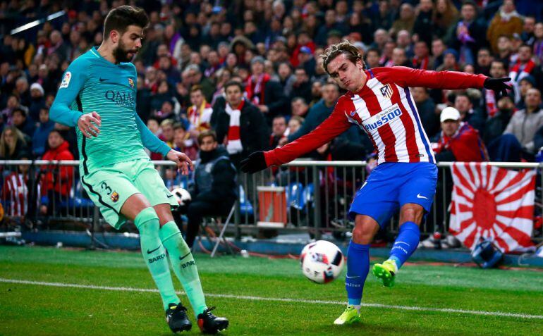 Griezmann y Piqué, durante un partido esta temporada