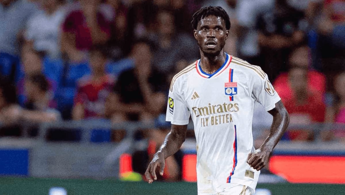 Paul Akouokou durante un partido con el Olympique de Lyon