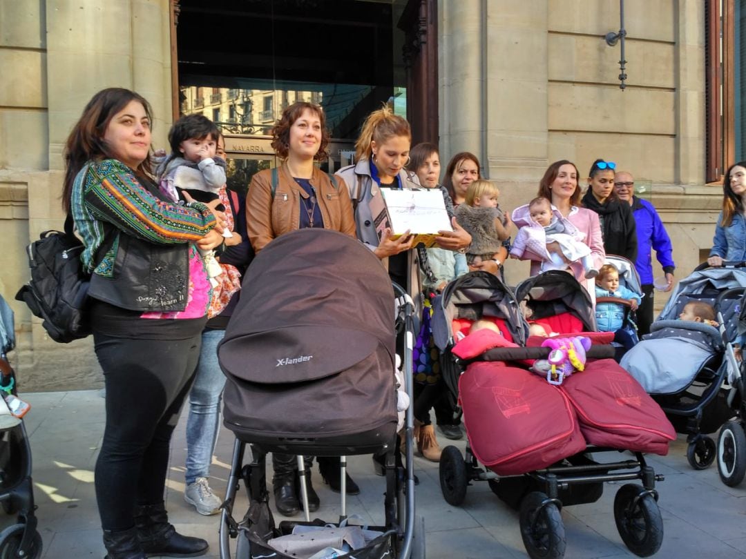 Entrega de firmas en el Parlamento de Navarra exigiendo las devoluciones del IRPF por las bajas de maternidad