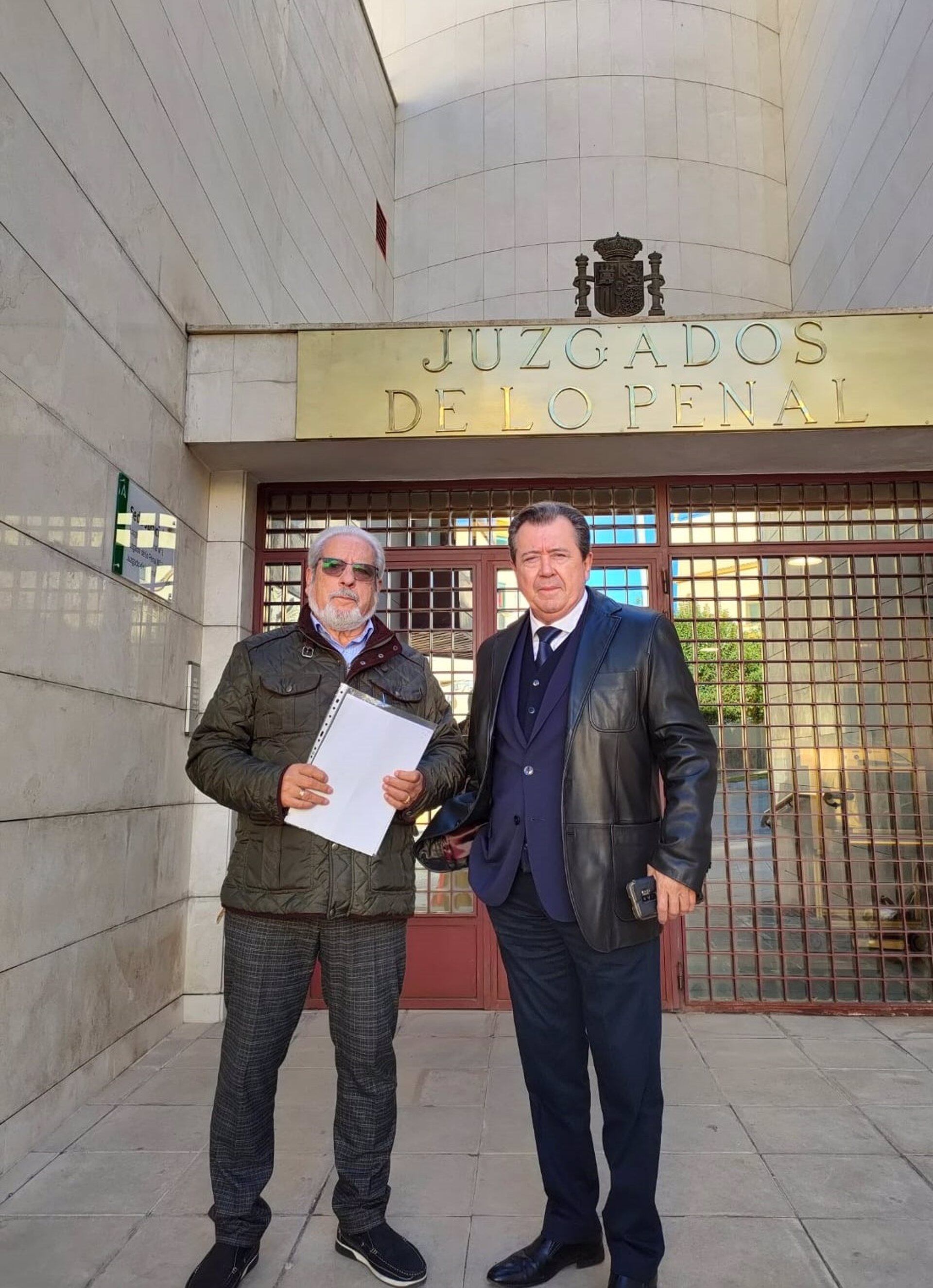 Juan Sánchez y Juan Fernández en la puerta de los Juzgados de lo Penal.