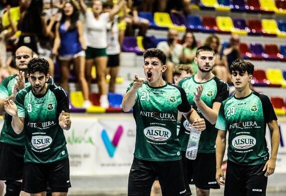 Isaac García -en el centro- junto a sus compañeros en Antequera la pasada temporada