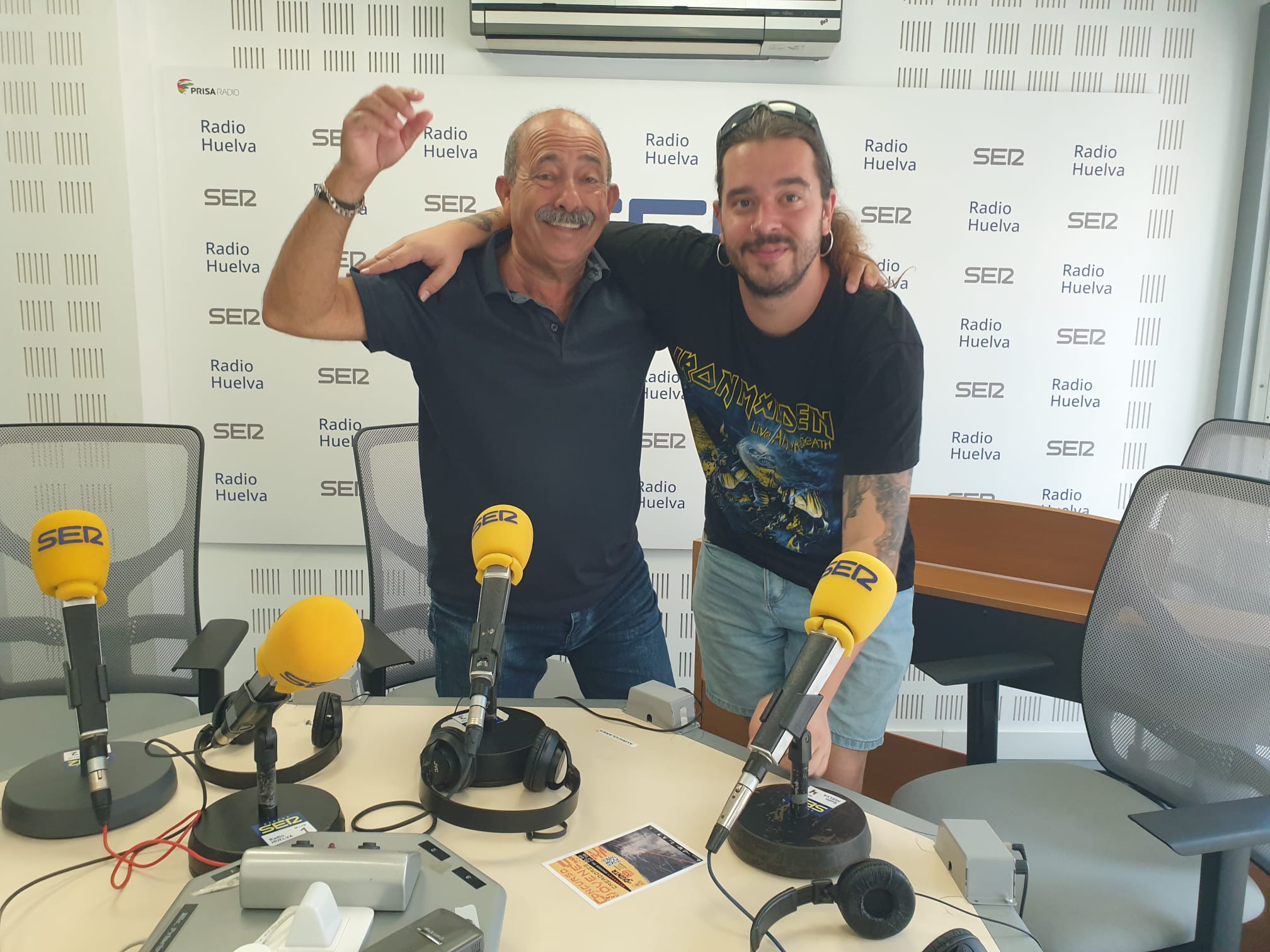 El joven pintor onubense Juanjo Camacho con el ex director de la Escuela de Arte León Ortega de Huelva