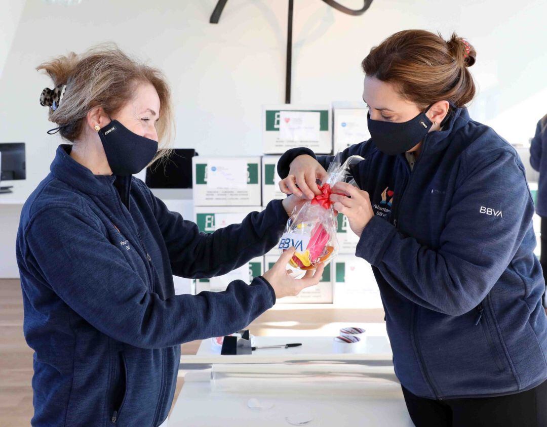 Voluntarias de BBVA en la recogida de juguetes organizada por la entidad