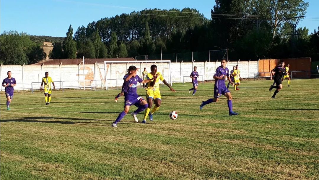 Khalifa pelea por el esférico ante uno de los jugadores del Cristo Atlético en el duelo disputado en Alar del Rey