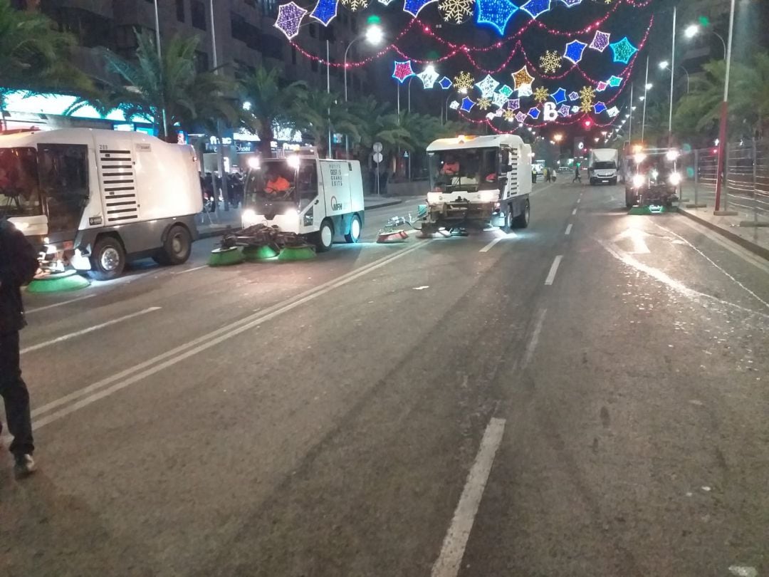 Camiones de INUSA durante las tareas de limpieza tras la Cabalgata Oficial de Reyes.