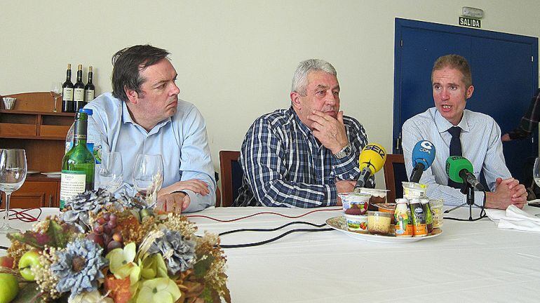 De izquierda a derecha, el director general de Central Lechera Asturiana, Francisco Sanmartín; el presidente de Capsa, Bertino Velasco, y el director general de Corporación Alimentaria Peñasanta (Capsa), José Armando Tellado, esta tarde en la factoría de 