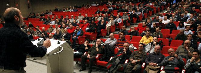 Los trabajadores de Metro de Madrid reunidos en asamblea en las cocheras de Plaza de Castilla para ratificar las jornadas de huelga anunciadas para los días 4 y 5 de enero