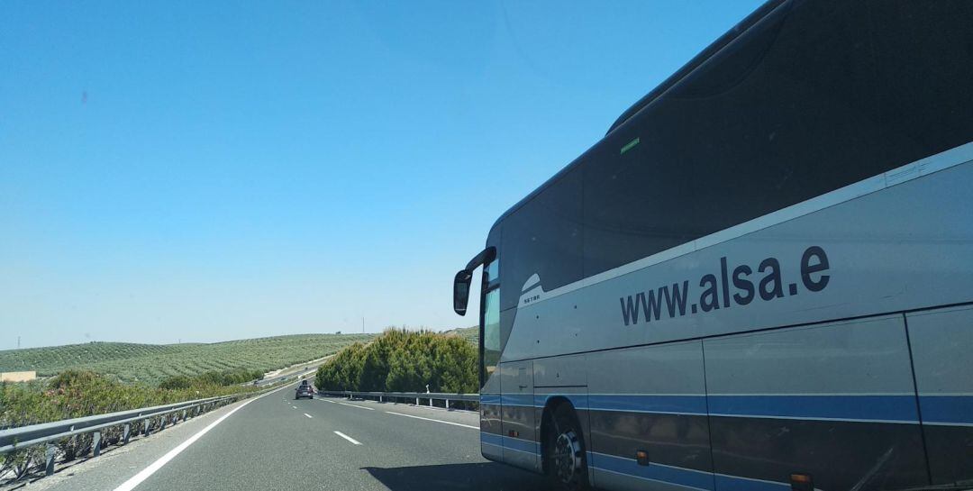 Autobús de una empresa de transporte público  de viajeros circulando por la A-45 a la altura de Lucena en Córdoba Córdoba