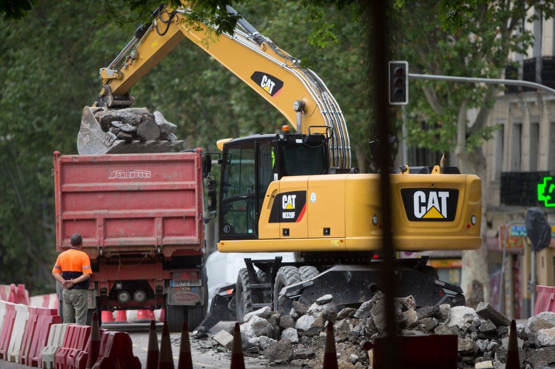 Obreros trabajan en la reforma de una plaza