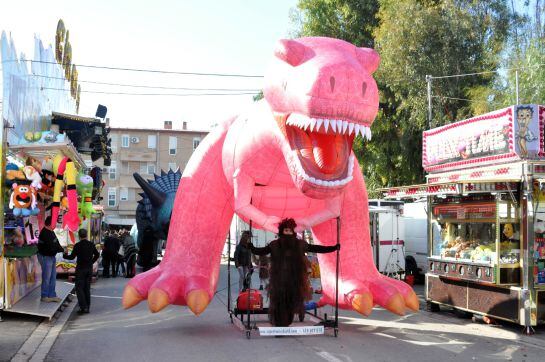 Desfile de dinosaurios gigantes