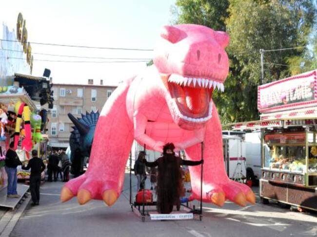 Desfile de dinosaurios gigantes