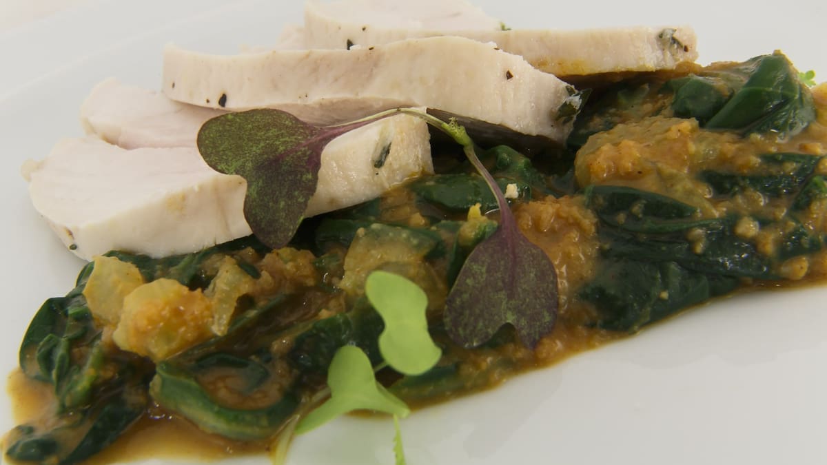 Pechuga de Pollo a la sal con acelgas 'esparragás', una original receta del Estrella Michelin Julio Fernández (Abantal)