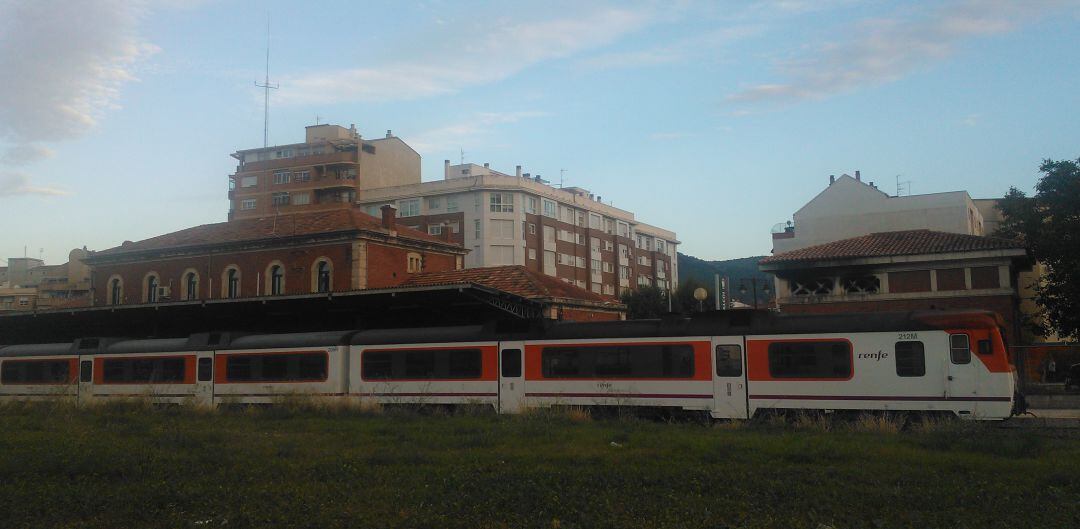 Renfe sustituirá los trenes de la línea Alcoy-Xàtiva por otros con maquinaria híbrida.
