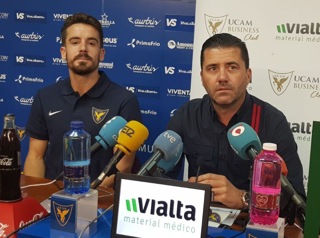 Rafa de Vicente (a la izquierda), acompañado de Pedro Reverte, director deportivo del UCAM Murcia CF