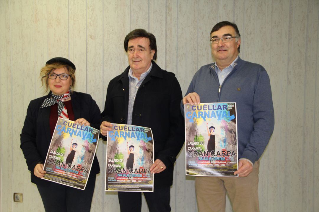 El alcalde de Cuéllar y los concejales de Deportes y Educación muestran los carteles anunciadores del carnaval en la villa