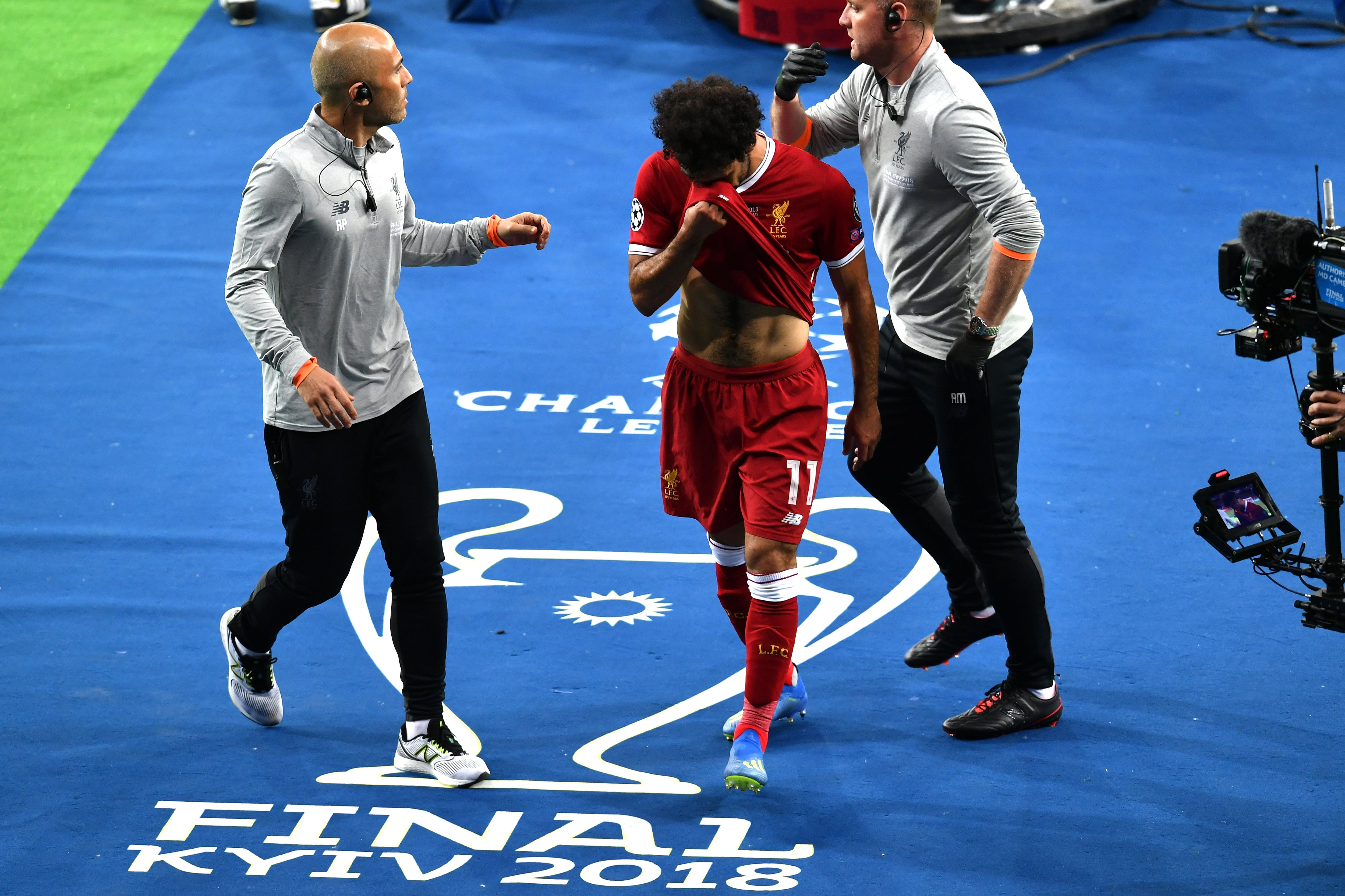 Salah abandona la final de la Champions de 2018 entre lágrimas, tras caer lesionado.