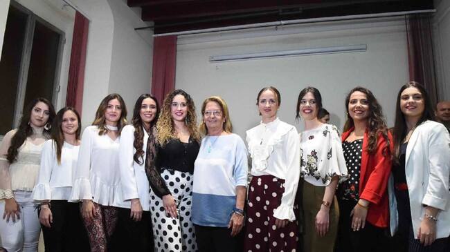 La concejala de festejos, Juan Cid (en el centro), junto a la corte de honor juvenil