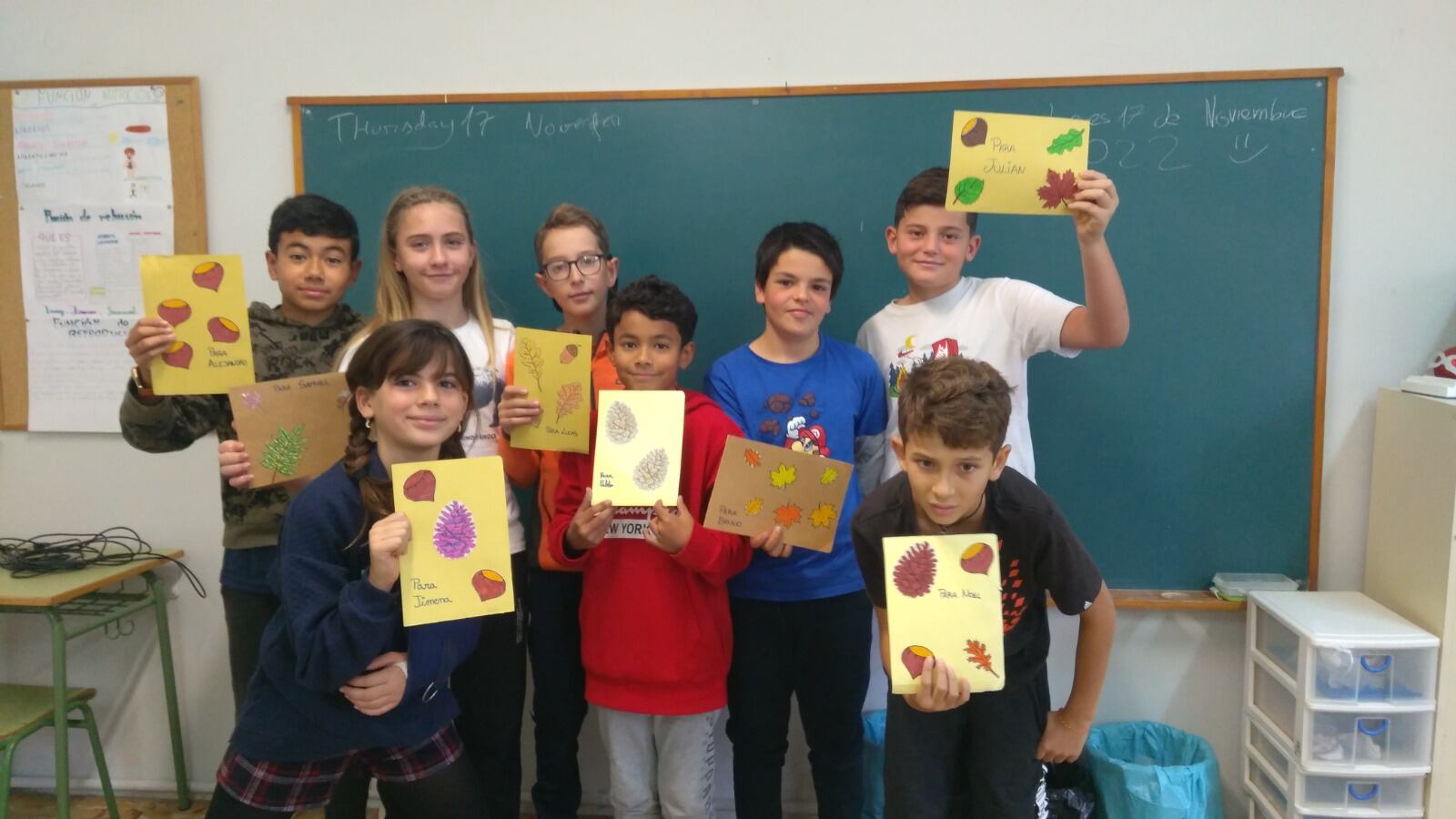 Alumnos del CEIP Virgen de la Soledad de Bolea, con sus postales