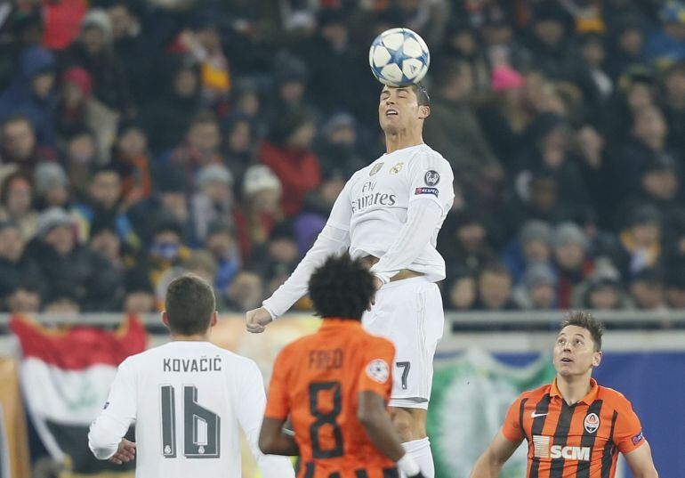 Cristiano remata de cabeza