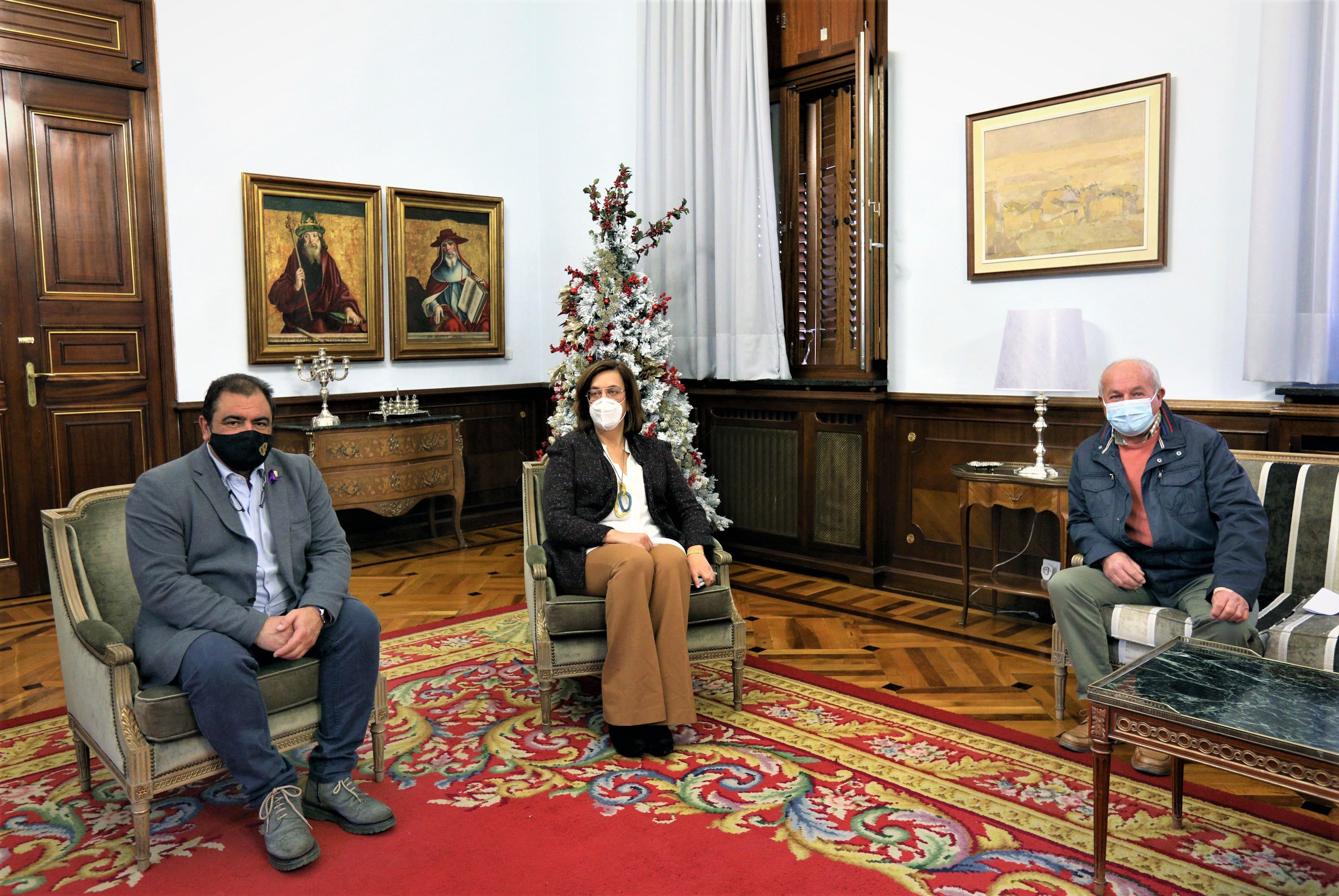 Pedro Caminero, a la derecha, junto a la presidenta de la Diputación y el diputado y alcalde de Saldaña (Palencia)