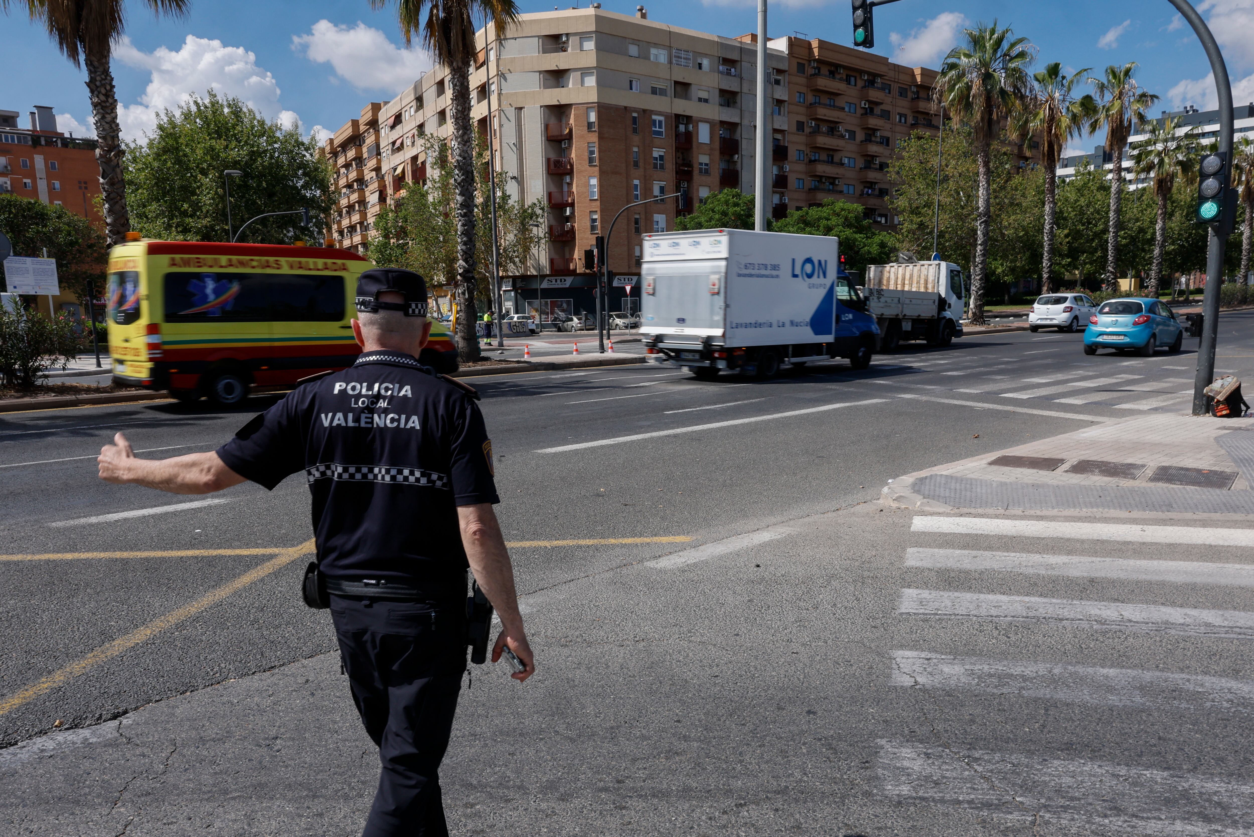 Un agente de la Policía Local regula el tráfico en el lugar de la Ronda Norte de València en una imagen de archivo.