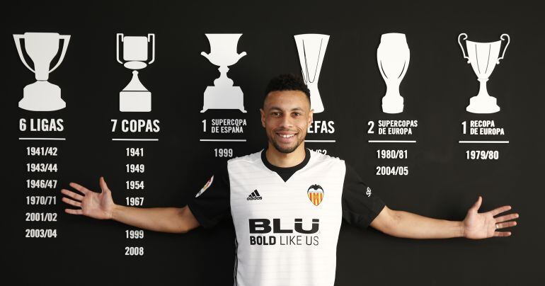 Coquelin posa como nuevo jugador del Valencia CF.