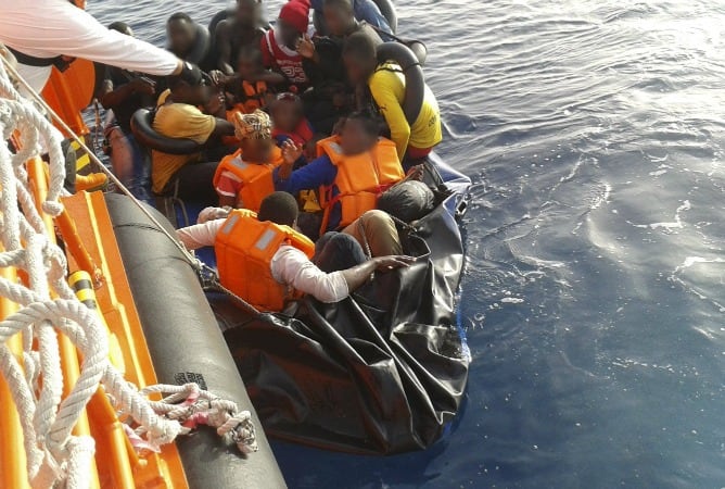 Una patera llega a Motril con 19 inmigrantes de origen subsahariano, que fueron rescatados por Salvamento Marítimo antes de que se hundiera a 60 millas de la costa granadina.