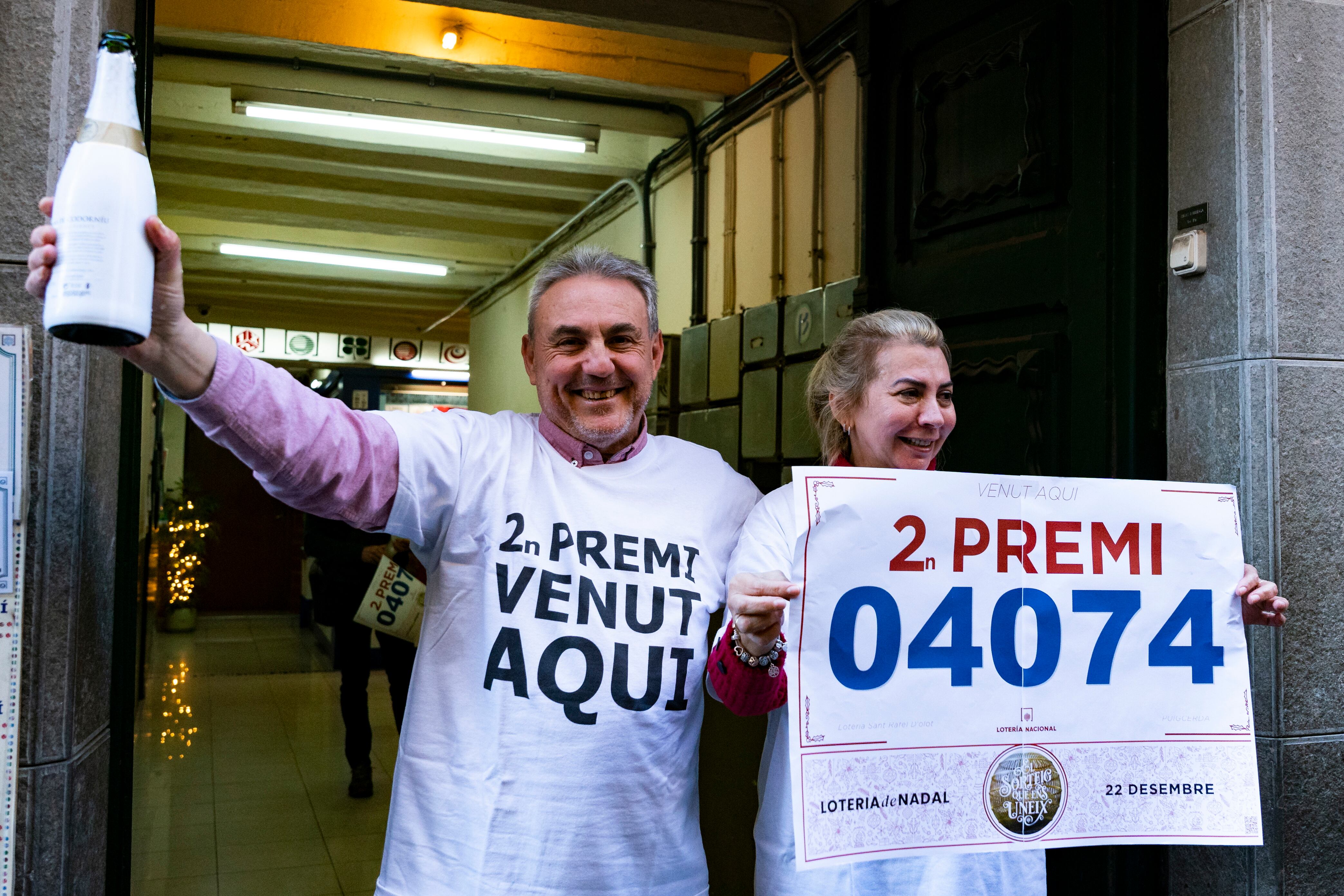 El responsable de la administración de lotería número 1 de Olot (Girona), Alfredo Alfaro, celebra junto a su esposa el haber vendido el número 04074, agraciado con el segundo premio del Sorteo Extraordinario de la Lotería de Navidad