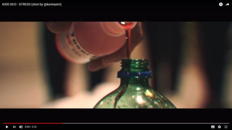 Fotograma de un videoclip de Kidd Keo, que muestra cómo ezclar jarabe para la tos con bebidas resfrescantes para obtener un alucinógeno. El video acumula más de 5 millones de reproducciones