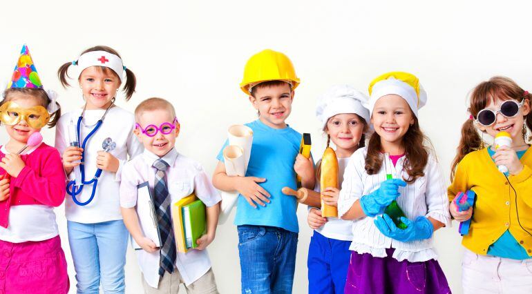 Un grupo de niños juega a las profesiones. 