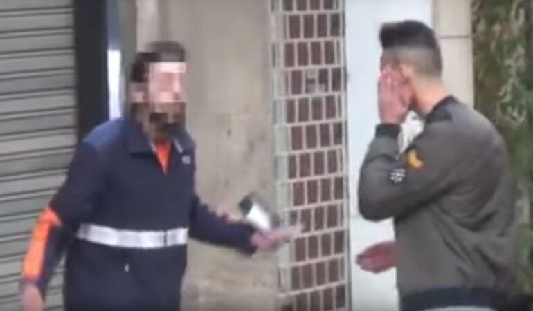 Fotograma del vídeo que colgó de su  agresión el youtuber MrGranBomba, por parte del repartidor al que llamó &quot;cara anchoa&quot;.